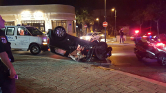 بالفيديو: انقلاب مركبة بعد مطاردة شرطية قرب دوار الساعة بمدينة يافا